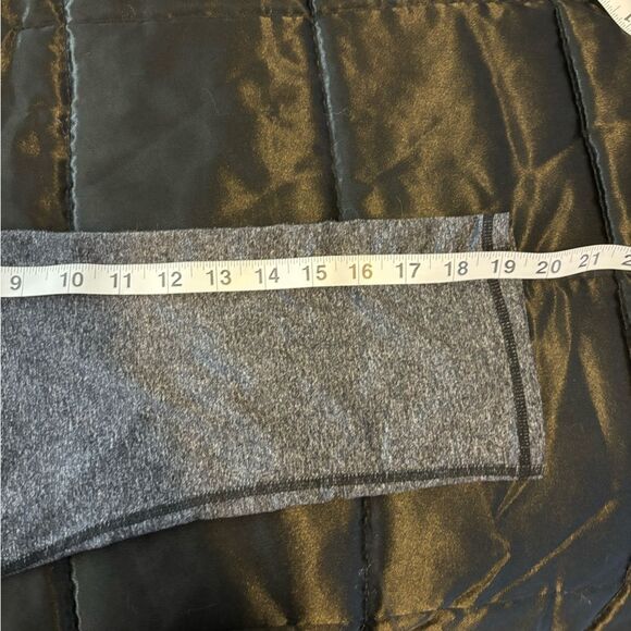 Gap Fit Gray Capri Athletic Workout Leggings Size Medium - Picture 9 of 9